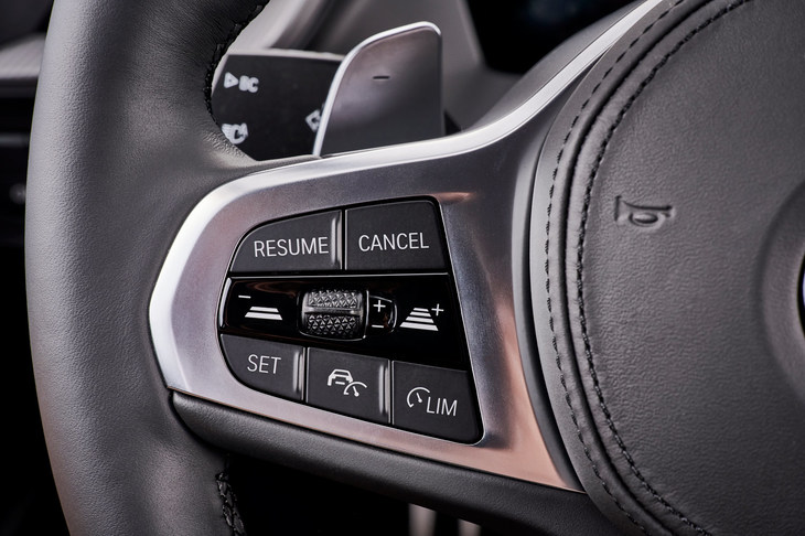 ステアリングホイールに備わる、アダプティブクルーズコントロールの操作スイッチ。先進運転支援システムについては、従来モデルより大幅に機能が強化された。
