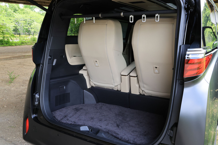 後席後方の荷室空間には、つり下げ式リングが備わる取り外し可能な「ラゲージ洋服掛け」が設置されている。これは2023年に発表されたコンセプトカーにも採用されていた「スペーシャスラウンジ」ならではのアイテムだ。