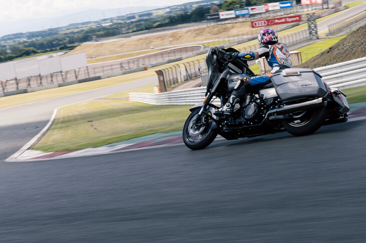 サーキットという、本来の用途からしたら想定外のシチュエーションでも高いパフォーマンスを示した「CVOストリートグライド／CVOロードグライド」。その実力は、本領であるロングツーリングでも発揮されることだろう。