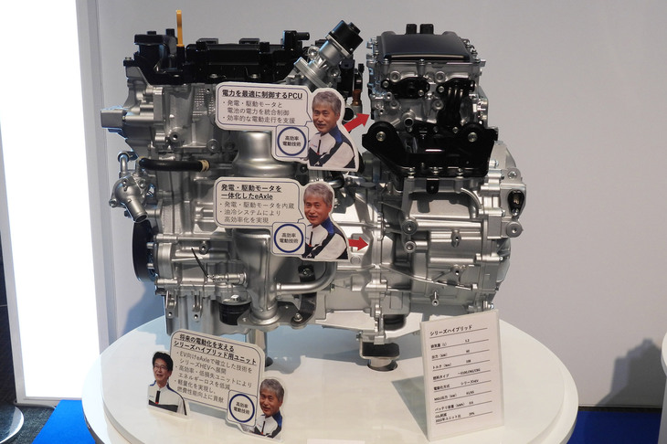 こちらは小型車向けに用意されるシリーズハイブリッドユニット。エンジンは、既存の「Z12E」を発電用に最適化して採用。2022年のパワーユニットより29％のCO2削減を目指している。