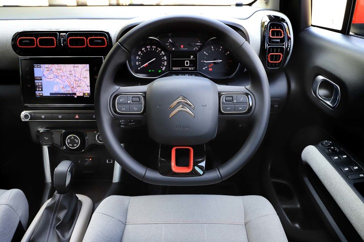 安全装備の充実もセリングポイントのひとつ。歩行者も作動対象とした衝突被害軽減ブレーキやレーンディパーチャーウオーニング、ブラインドスポットモニター、ステアリング操作も自動で行うパークアシストなどが備わる。