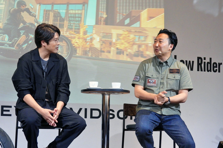 ハーレーダビッドソン ジャパンの玉木一史社長（写真右）と、内田篤人氏（同左）によるトークショーの様子。