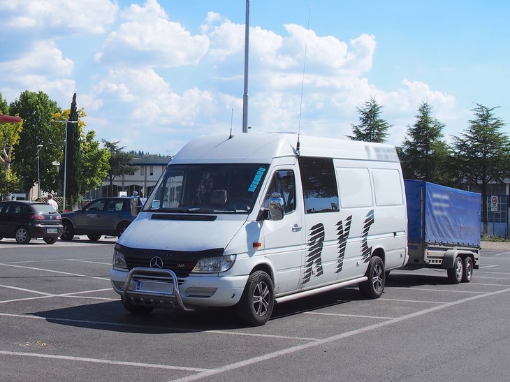 隣国であるルーマニア行きのバンもよく見られる。パーソナル無線用アンテナと、通過国の年間高速道路料金納付済みステッカーが目印だ。2013年に撮影。