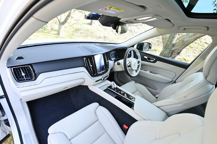 試乗車が「V60」から「XC60」に変わっても、運転感覚には意外なほど差がない。インテリアの意匠がそっくりだとはいえ、車型も違えば座面高も全然違うのに、ほぼ同じ感覚で乗れるのだ。