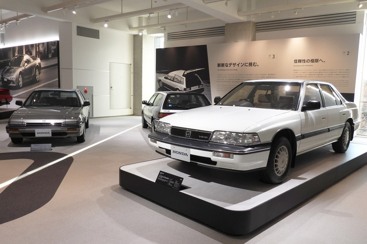 1985年登場の「レジェンド」（写真右）と「アコード」（同左）。レジェンドには、1987年のマイナーチェンジで日本車として初めてエアバッグが装備された。