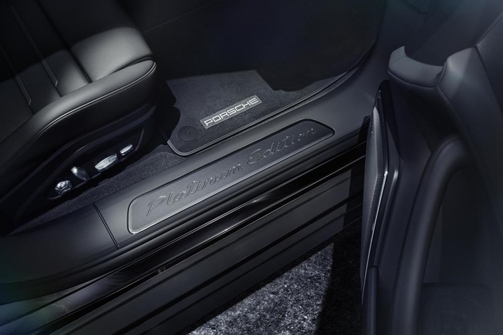 「Platinum Edition」のロゴ入りブラッシュアルミニウムドアエントリーガードが備わる。