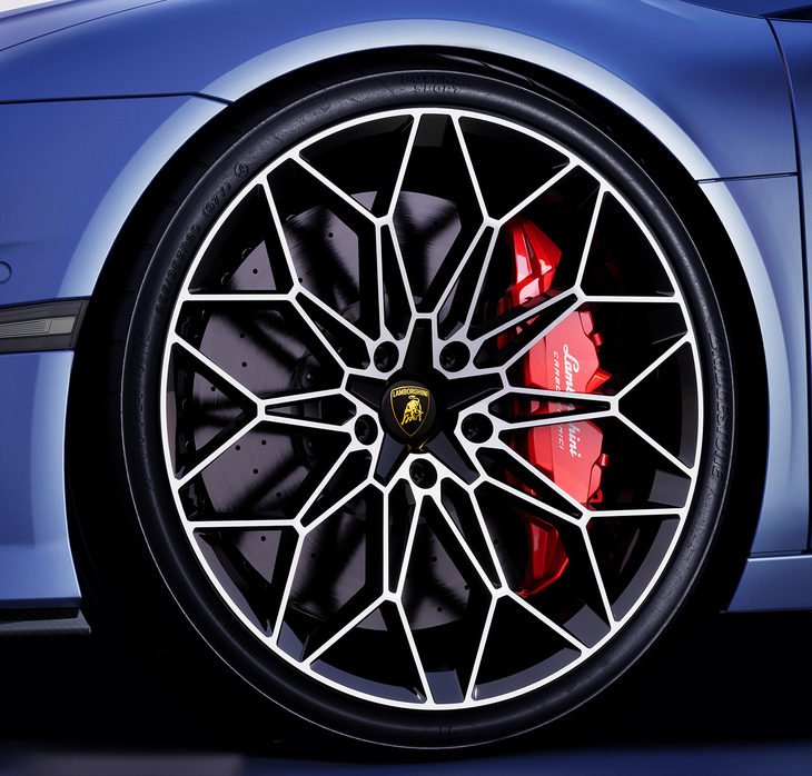 タイヤはフロントが255/35ZR20、リアが325/30ZR21の極薄プロファイル。フロント10ピストン、リア4ピストンの固定式アルミモノブロックキャリパーとカーボンセラミックディスクのブレーキは標準装備だ。