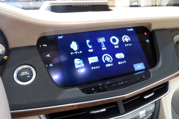 「CUE」と呼ばれるインフォテインメントシステム。タッチスクリーンに加え、センターコンソールのタッチパッドでも操作が可能となった。