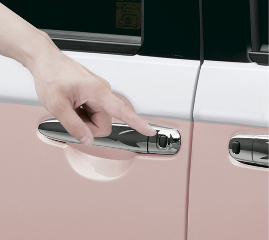 電子カードキーを携帯してさえいれば、ドアハンドルのスイッチを押すだけでロック解除と同時に電動でドアが開くパワースライドドア。荷物を抱えていても、楽に車内にアクセスできる。