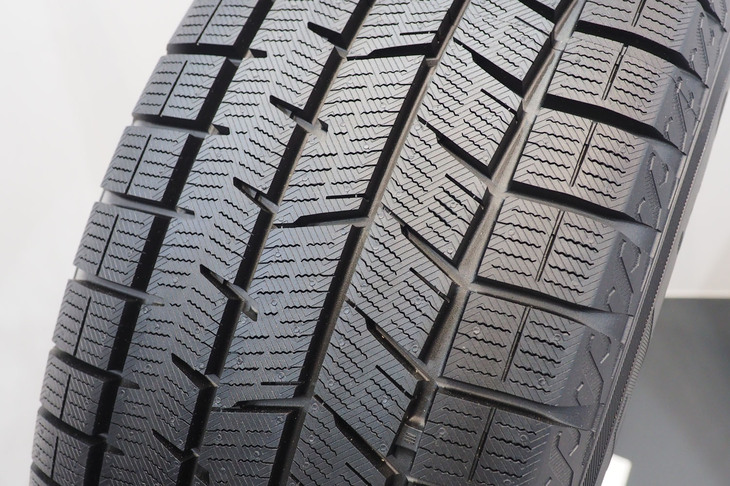 乗用車用のスタッドレスタイヤ「アイスガード8」。