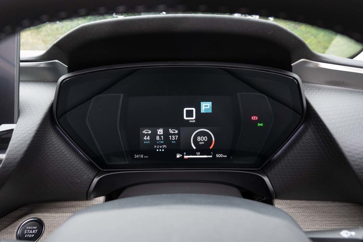 メーターパネルは7インチのコンパクトな液晶タイプ。大型のヘッドアップディスプレイとセンタースクリーンが備わっているため、運転に必要な情報が確認できないということはない。