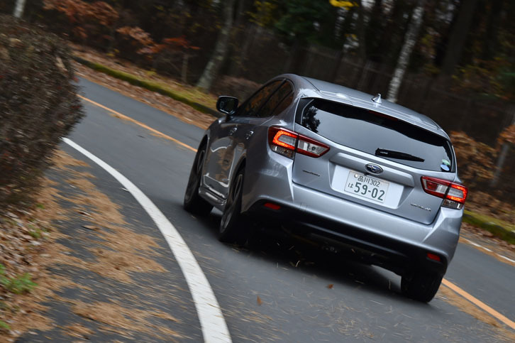 「インプレッサスポーツ2.0i-S EyeSight」には、コーナリング性能を向上させる「アクティブ・トルク・ベクタリング」が備わる。ステアリングのギア比は、従来の14.5：1よりもクイックな13：1へと変更された。