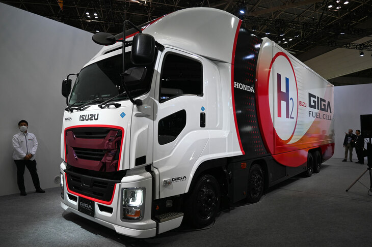 日系メーカーでも、いすゞとホンダがFCVトラックの分野で協業。実証実験を行っている。写真は「ジャパンモビリティショー2023」に出展された「いすゞ・ギガFUEL CELL」。