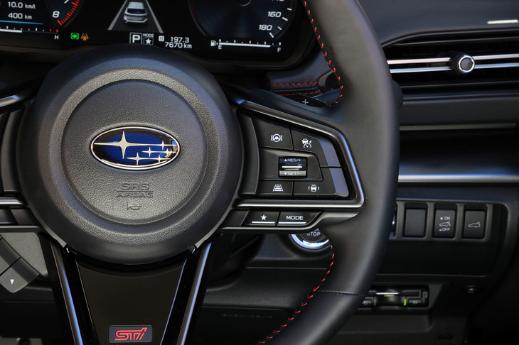 運転支援システムの操作パネルはステアリングホイールの右スポークに備わっており、その下のドライブモード切り替えスイッチともども、ステアリングから手を離さずに操作が可能だ。