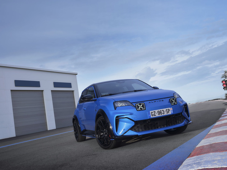 2017年に復活したアルピーヌブランドの第2のモデルとして登場した「A290」。この後にクロスオーバーSUVと「A110」に代わるクーペのデビューが控えている。