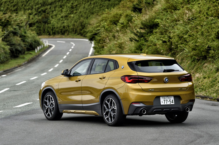 サイドウィンドウ後端を鋭角に仕上げたBMW伝統のデザイン手法「ホフマイスターキンク」は「X2」でも健在。Cピラーに樹脂パネルを食い込ませ、視覚的にグリーンハウスを広く見せている。