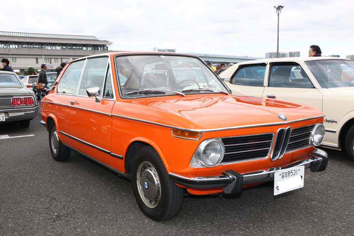 1973年式「BMW 2000ツーリング」。「BMW 2002」のファストバック仕様で、「3シリーズTi」のご先祖さまともいえるだろう。オレンジのボディーがスポーティーさを引き立てている。