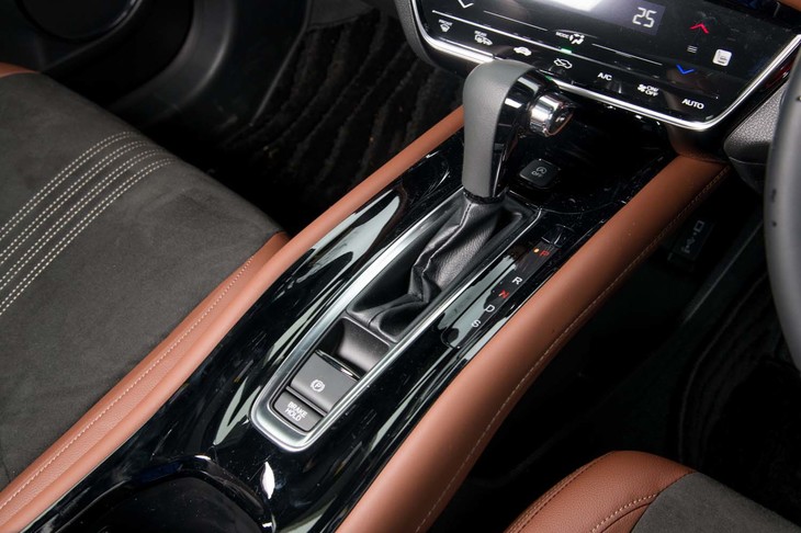 トランスミッションには7段の疑似変速機能を備えたCVTを採用。ステアリングポストにはシフトパドルも備わる。