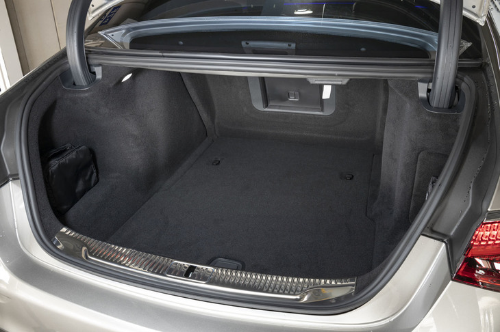 「S400d 4MATIC」のトランクルーム容量は505リッター。後席には長尺物の積載に便利な、スルーローディング機能が備わっている。