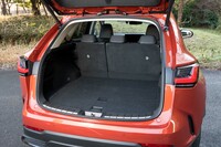 荷室の容量は後席使用時で520リッター。9.5インチのゴルフバッグを横向きに3個積める。
