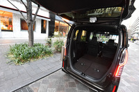 後席の背もたれは、前方に向かってダイブダウン可能。広々とした荷室空間を作り出せる。