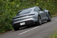 車両重量はDIN計測で2050kg。2デッキ方式のパフォーマンスバッテリー プラス仕様では2130kgとなる。