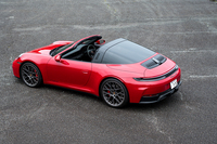 基本的なことながら、前席の頭上のみが開くのが「タルガ」で、後席まで吹きさらしになるのが「カブリオレ」。「911」には2種類のオープントップがラインナップされる。