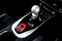 V6モデルでは6段MTのほかに6段のAT（34万1000円のオプション）も選べる。スタート／ストップスイッチにはランボルギーニのようなカバーが付いている。