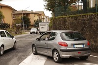 偶然シャッターを切った際のカット。やはりイタリアの街角では、プジョーとフィアットが容易に写り込む。参考までに言うと、イタリアで本格的な自動車産業が興る前夜（1893年）、同国内を初めて走った自動車はプジョーだったと伝えられる。