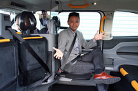 使用しないときは、前側の座席は格納することが可能。広い開口部ともども、車いす利用者にも配慮したつくりとなっている。