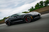 四輪独立懸架のサスペンションに横置きのリーフスプリングを組み合わせた足まわりも、C2から受け継がれる「コルベット」の伝統だった。