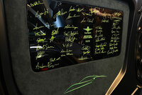 フードの裏に記された、スタッフ一同のサイン。