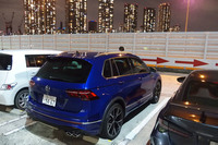 「ティグアンR」が誇る320PSの実力を味わう間もなく、辰巳PAに到着。金曜日の夜ということもあってか、駐車スペースはほぼ埋まっていた。