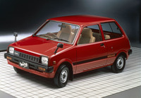 1980年「ダイハツ・ミラ クオーレ」。アルトに約13カ月遅れて登場した対抗馬。車高を高めにとって1.5ボックスと称したボディーに、アルトの3気筒に対して2気筒の547cc SOHCエンジンを搭載。価格は49万3000円。1982年のマイナーチェンジで車名を「ミラ」に改めた。