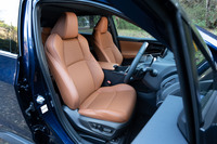 「ET-HS」に装備されるタンカラーの本革シート。前席には電動調整機構やヒーターに加え、ベンチレーション機能も備わる。