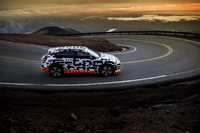 アウディの量産電気自動車「e-tron」。このニューモデルの詳細やプロトタイプの同乗走行の模様、e-tron以外のコンセプトカーの詳報などを通して、新時代のアウディのEVをつまびらかにします。(photo：audi)