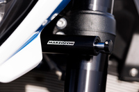 足まわりの特徴的な装備である、アジャスタブルステアリングダンパー。フロントフォークと同じくマルゾッキ製で、10段階のクリック調整機能が備わる。