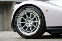 アロイホイールは18インチの「スーパーライト」（写真）と19インチの「マルチスポーク」、そして19インチ鍛造の「エアロライト」の3種類。標準装備の18インチでも重さは1本あたり10.8kg、さらにオプションのエアロライトは9.7kgと、歴代モーガンのなかでも最軽量のホイールとなっている。