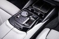 センターコンソールのスイッチパネルに、トグルスイッチ式のシフトセレクターや「iドライブ」のコントローラーなどを整然と配置。スイッチパネルは、アームレストに腕を置くと自然な操作位置になるよう、前方に向かって傾斜がつけられている。