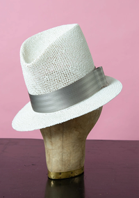 ホワイトのメッシュには、シルバーのシートベルトが組み合わされる。