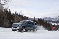 モノコックシャシーと四輪独立懸架式の足まわりによって、オンロードでは非常に現代的な乗り味を手にした新型「ディフェンダー」。果たして雪上での走りはどんなものか。