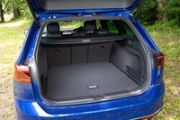 ラゲッジスペースの容量は650～1780リッター。奥行きと幅があって高さもある圧巻のスペースだ。