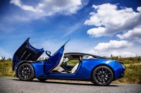 前方にヒンジを持つ「ワンピースクラムシェル」と呼ばれるボンネット。軽く閉じると自動でロックされる「ソフトクローズラッチ」を採用している。