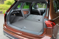 荷室は従来型と同じく、後席を使用する通常時の荷室容量は615リッター。後席の背もたれを前方に倒すと、荷室容量を最大1655リッターに拡大できる。