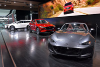 マツダのブースでは、新型「CX-5」と「MX-5 RF」がステージに飾られていた。