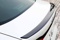 「W×B」のトランクリッドには、ダークメタリック塗装のリップスポイラーが添えられる。