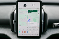 「EX30」のダッシュ中央に備わる12.3インチの縦型タッチスクリーン。スクリーンの上5分の1くらいの「ドライバーインフォメーションエリア」がメーターパネルとして機能する。