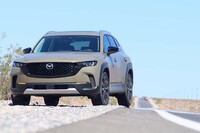 「CX-50」の最低地上高は、ターボエンジン搭載車の場合で8.6インチ（約218mm）が確保されている。ちなみに「CX-5」の同値は210mm。