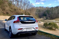 塩見氏の「V40 D4」。実質大幅値引きだったというが、その割引率にビックリ！ 登録済み未使用車、恐るべし。（写真＝塩見 智）
	 