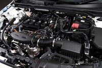 エンジンサウンドにもこだわったという1.5リッター直4ターボエンジン。燃料はハイオク指定で、燃費はWLTCモードで16.3km/リッター。